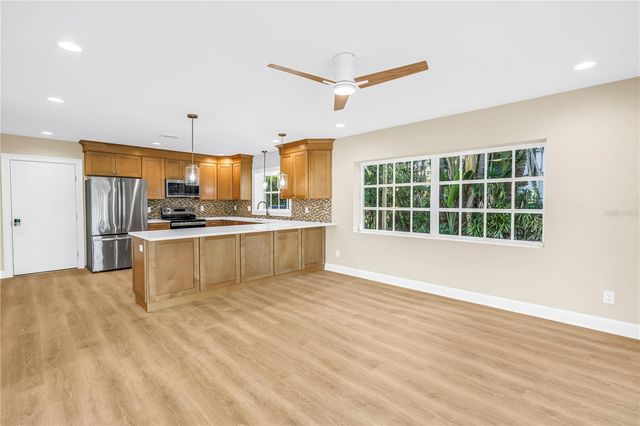 11 BRIGHTWATERS CIRCLE NE, St Petersburg, FL 33704