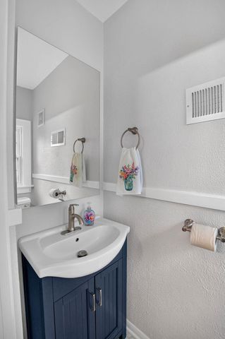 304 Columbia Circle, Waterloo, IA 50701