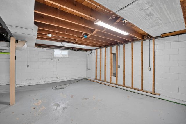 304 Columbia Circle, Waterloo, IA 50701