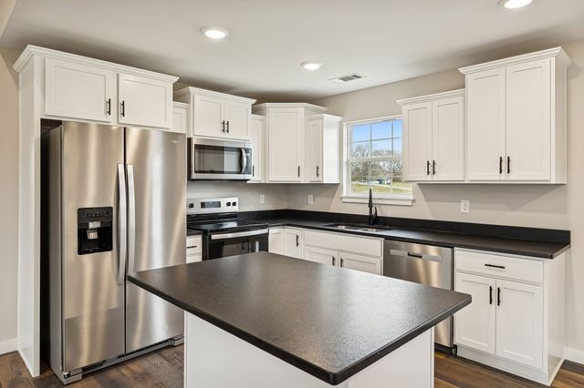 108 Crows Hill Dr, Gordonsville, TN 38563