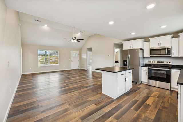 108 Crows Hill Dr, Gordonsville, TN 38563