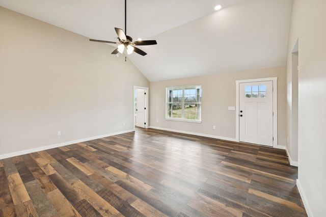 108 Crows Hill Dr, Gordonsville, TN 38563