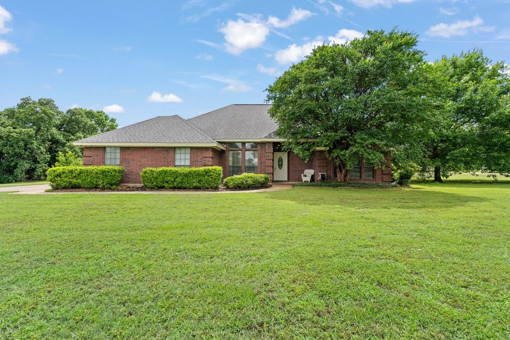 2500 Redstone Road, Burleson, TX 76028