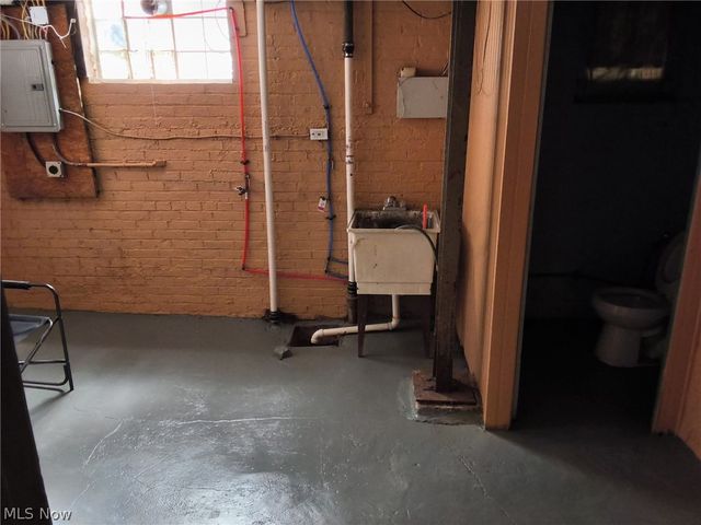 1818 Farmington Road, East Cleveland, OH 44112