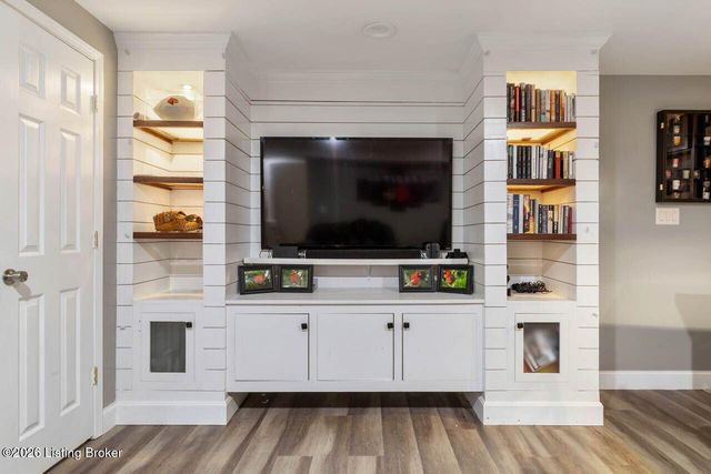 10118 Winding River Way, Louisville, KY 40229