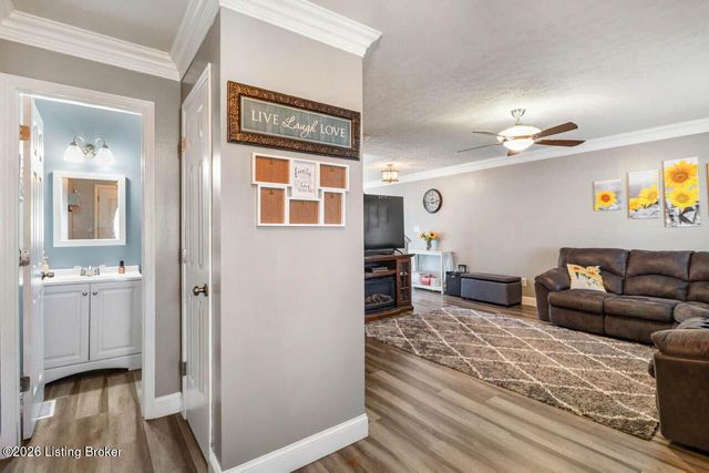 10118 Winding River Way, Louisville, KY 40229