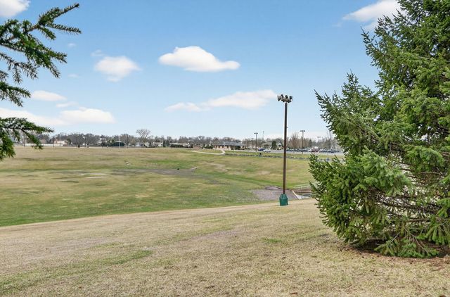 751 S Dwyer Avenue F, Arlington Heights, IL 60005