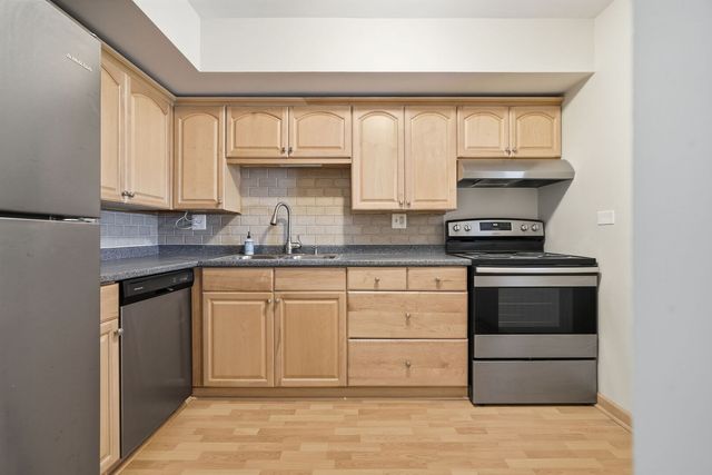 751 S Dwyer Avenue F, Arlington Heights, IL 60005