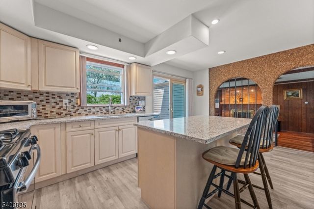 72 Pilgrim Dr, Clifton City, NJ 07013