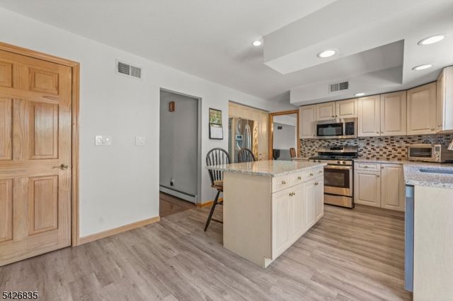 72 Pilgrim Dr, Clifton City, NJ 07013