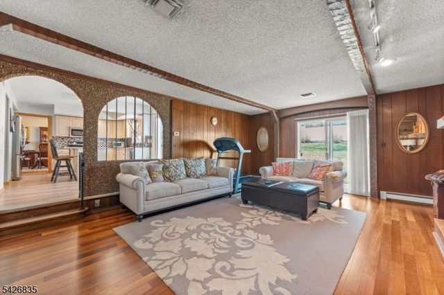 72 Pilgrim Dr, Clifton City, NJ 07013