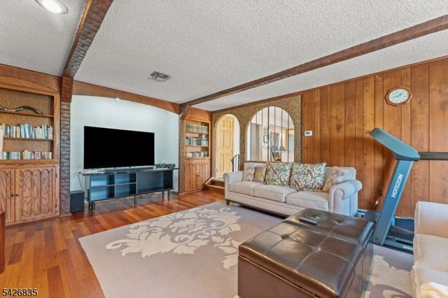 72 Pilgrim Dr, Clifton City, NJ 07013