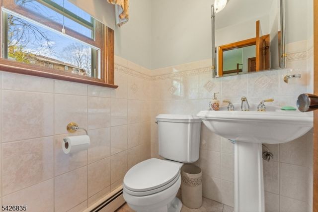 72 Pilgrim Dr, Clifton City, NJ 07013