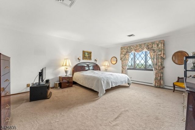 72 Pilgrim Dr, Clifton City, NJ 07013