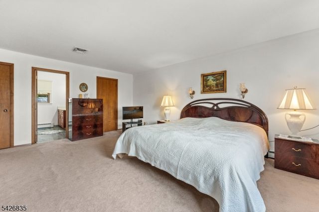 72 Pilgrim Dr, Clifton City, NJ 07013