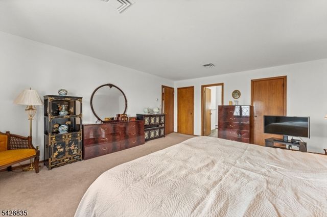 72 Pilgrim Dr, Clifton City, NJ 07013