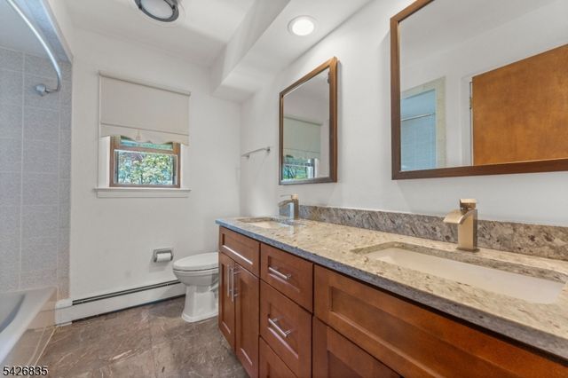 72 Pilgrim Dr, Clifton City, NJ 07013