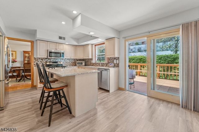 72 Pilgrim Dr, Clifton City, NJ 07013