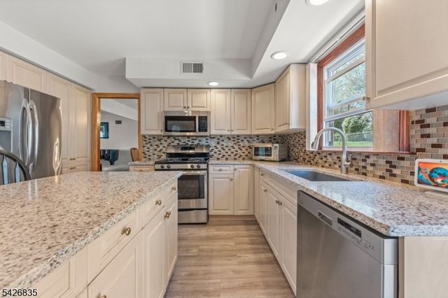 72 Pilgrim Dr, Clifton City, NJ 07013