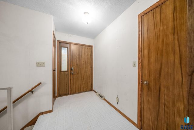 1208 E 38th St Street, Sioux Falls, SD 57105