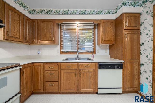 1208 E 38th St Street, Sioux Falls, SD 57105