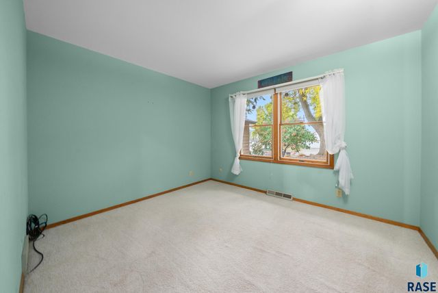 1208 E 38th St Street, Sioux Falls, SD 57105