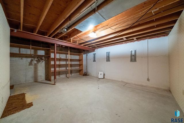 1208 E 38th St Street, Sioux Falls, SD 57105