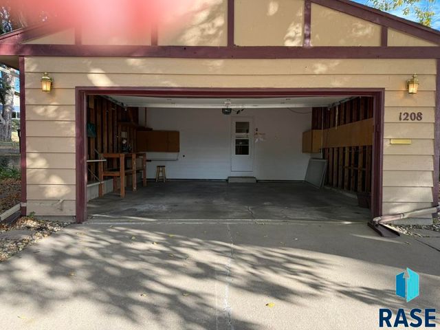 1208 E 38th St Street, Sioux Falls, SD 57105