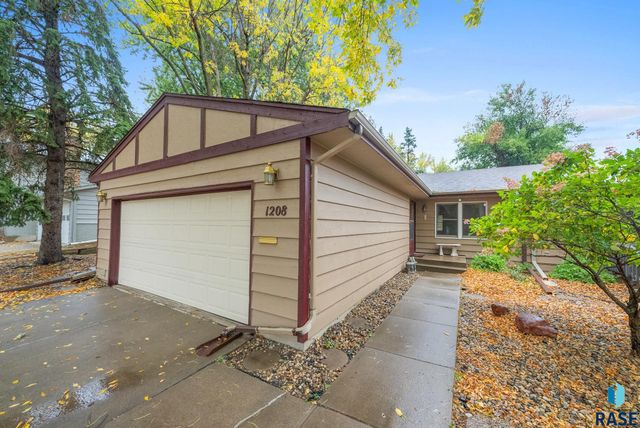 1208 E 38th St Street, Sioux Falls, SD 57105