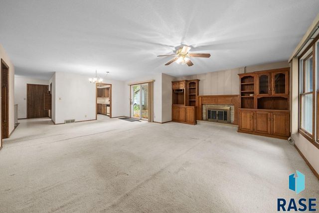 1208 E 38th St Street, Sioux Falls, SD 57105