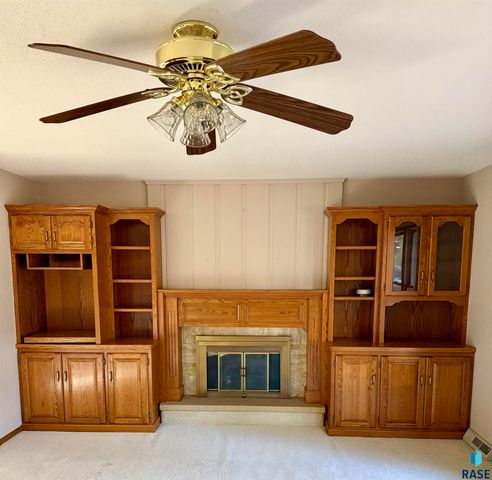 1208 E 38th St Street, Sioux Falls, SD 57105