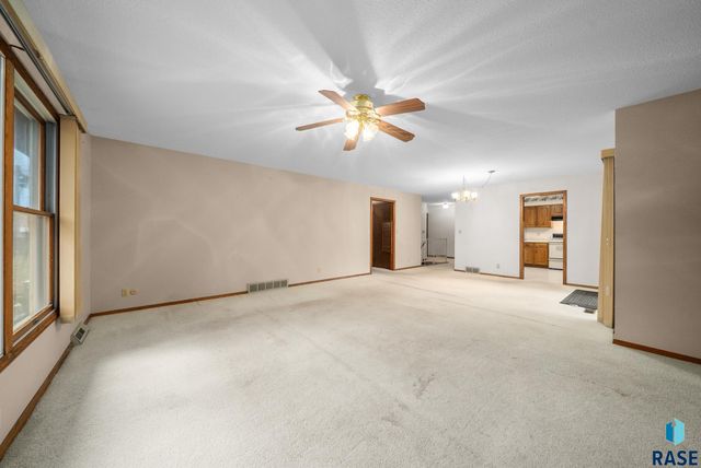 1208 E 38th St Street, Sioux Falls, SD 57105