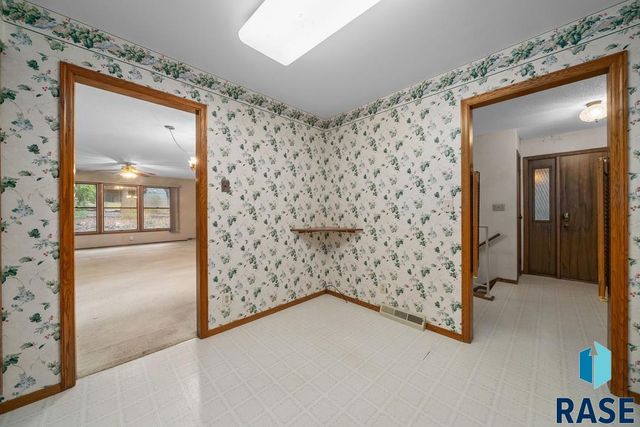 1208 E 38th St Street, Sioux Falls, SD 57105