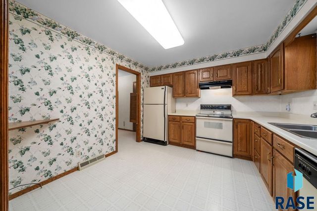 1208 E 38th St Street, Sioux Falls, SD 57105