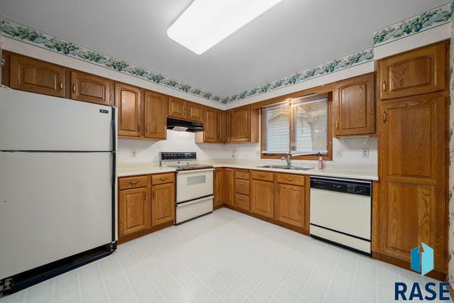 1208 E 38th St Street, Sioux Falls, SD 57105