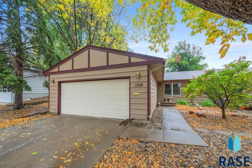 1208 E 38th St Street, Sioux Falls, SD 57105