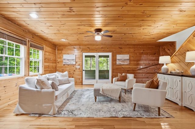 946 Laurel Circle, Blue Ridge, GA 30513