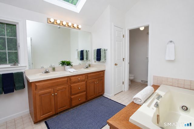 45 Wyngate, Simsbury, CT 06070