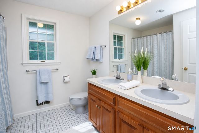 45 Wyngate, Simsbury, CT 06070