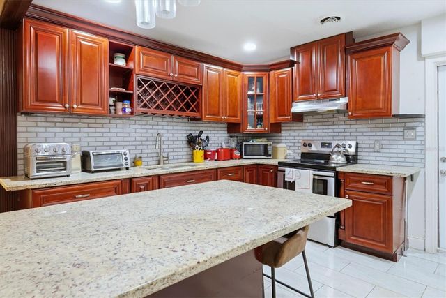 7096 54TH AVENUE N, St Petersburg, FL 33709