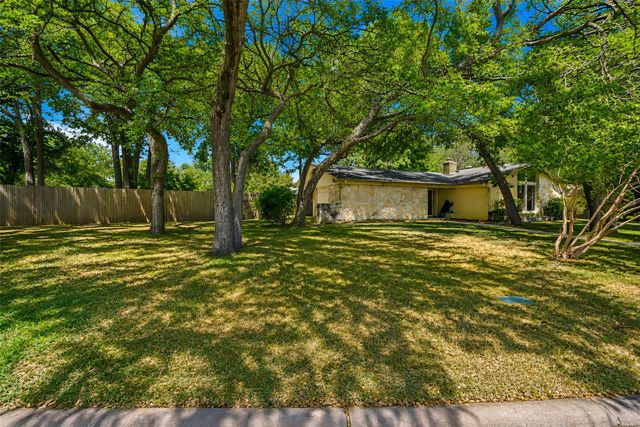 133 Oakhurst Drive, Bedford, TX 76022