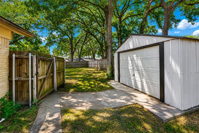 133 Oakhurst Drive, Bedford, TX 76022