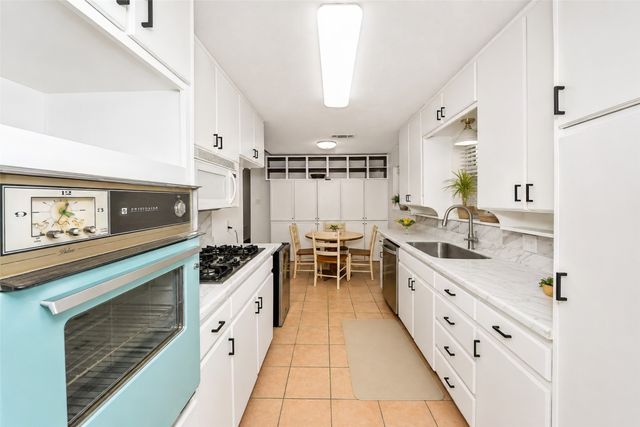 133 Oakhurst Drive, Bedford, TX 76022