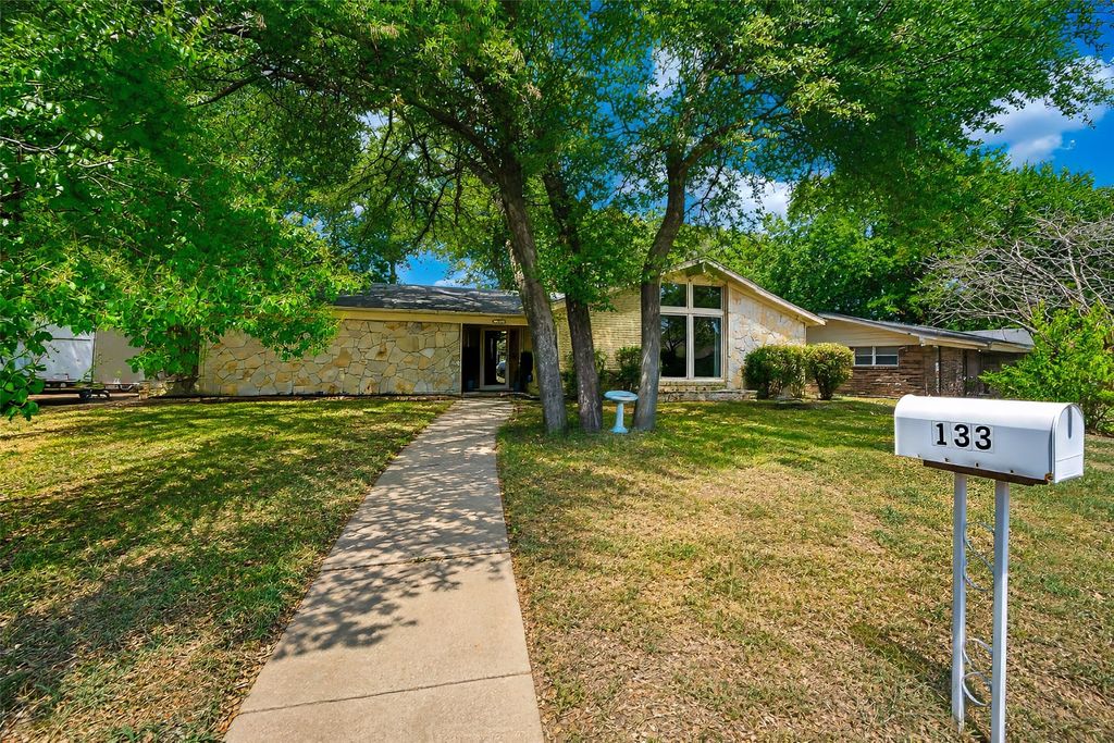 133 Oakhurst Drive, Bedford, TX 76022