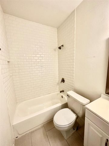 2025 Augusta Drive 203, Houston, TX 77057