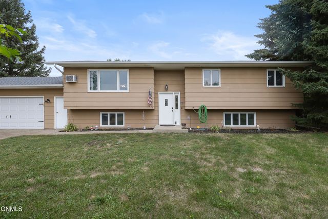 5005 Highland Road NW, Mandan, ND 58554 property photo