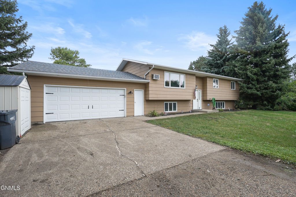 5005 Highland Road NW, Mandan, ND 58554 photo 2