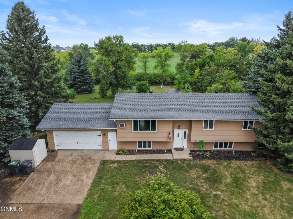 5005 Highland Road NW, Mandan, ND 58554 photo 3