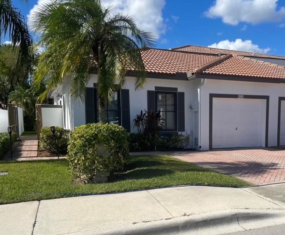 692 SW 158th Terrace, Pembroke Pines, FL 33027