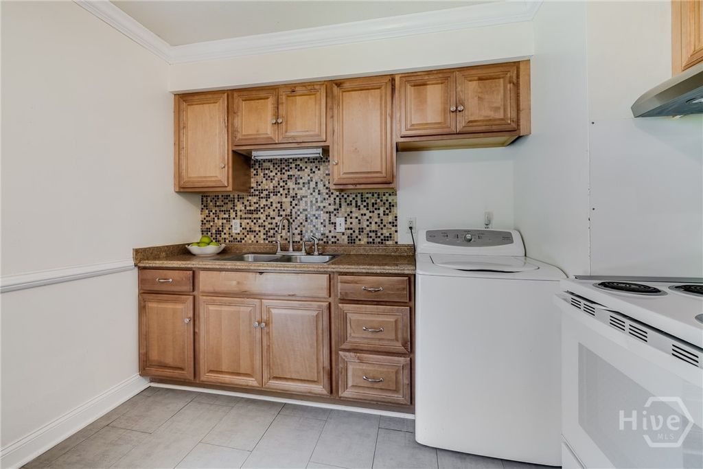 Image 15 of property listing at 1642 Eleanor Street, Savannah, GA 31415